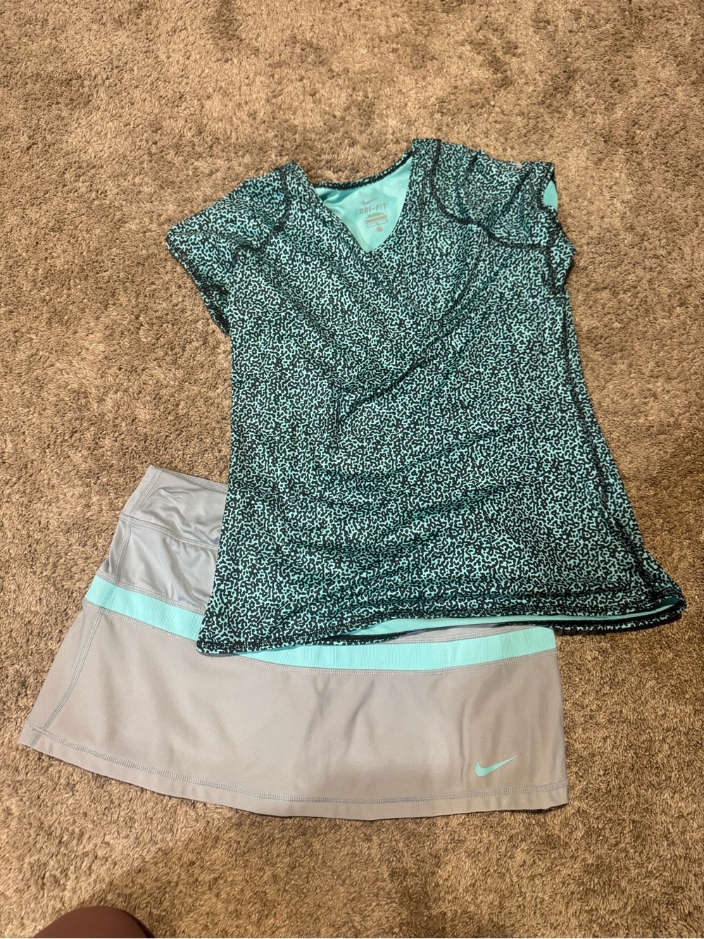 Golf outfit. Nike Aqua Patterned V-Neck Top with Gray Skort